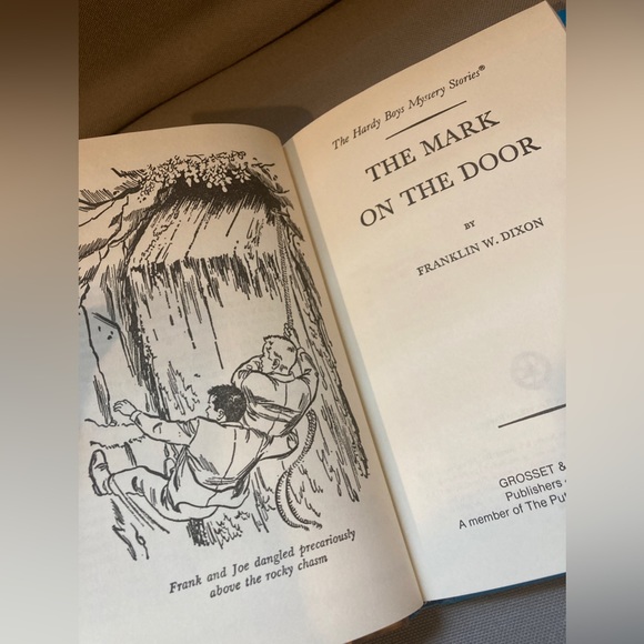 Vintage 94’ Hardy Boys #13 THE MARK ON THE DOOR Hardcover Book by Franklin Dixon - Picture 6 of 7